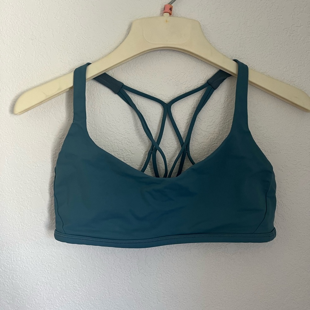 Lululemon Free to be *light support.